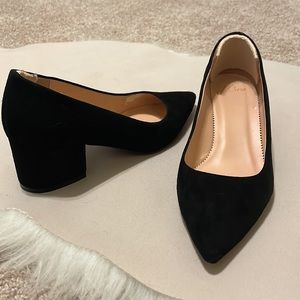J Crew black medium suede block heel with pointed toe 
Size 7
